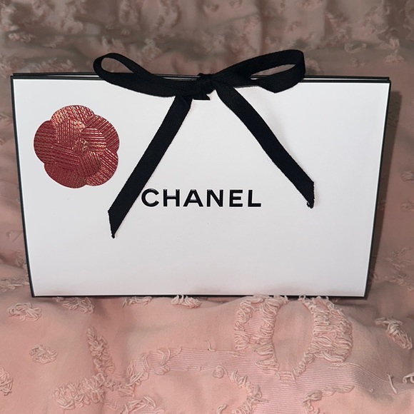 RARE CHANEL HOLIDAY GIFT BOX RED CAMELLIA FLOWER - Picture 1 of 5